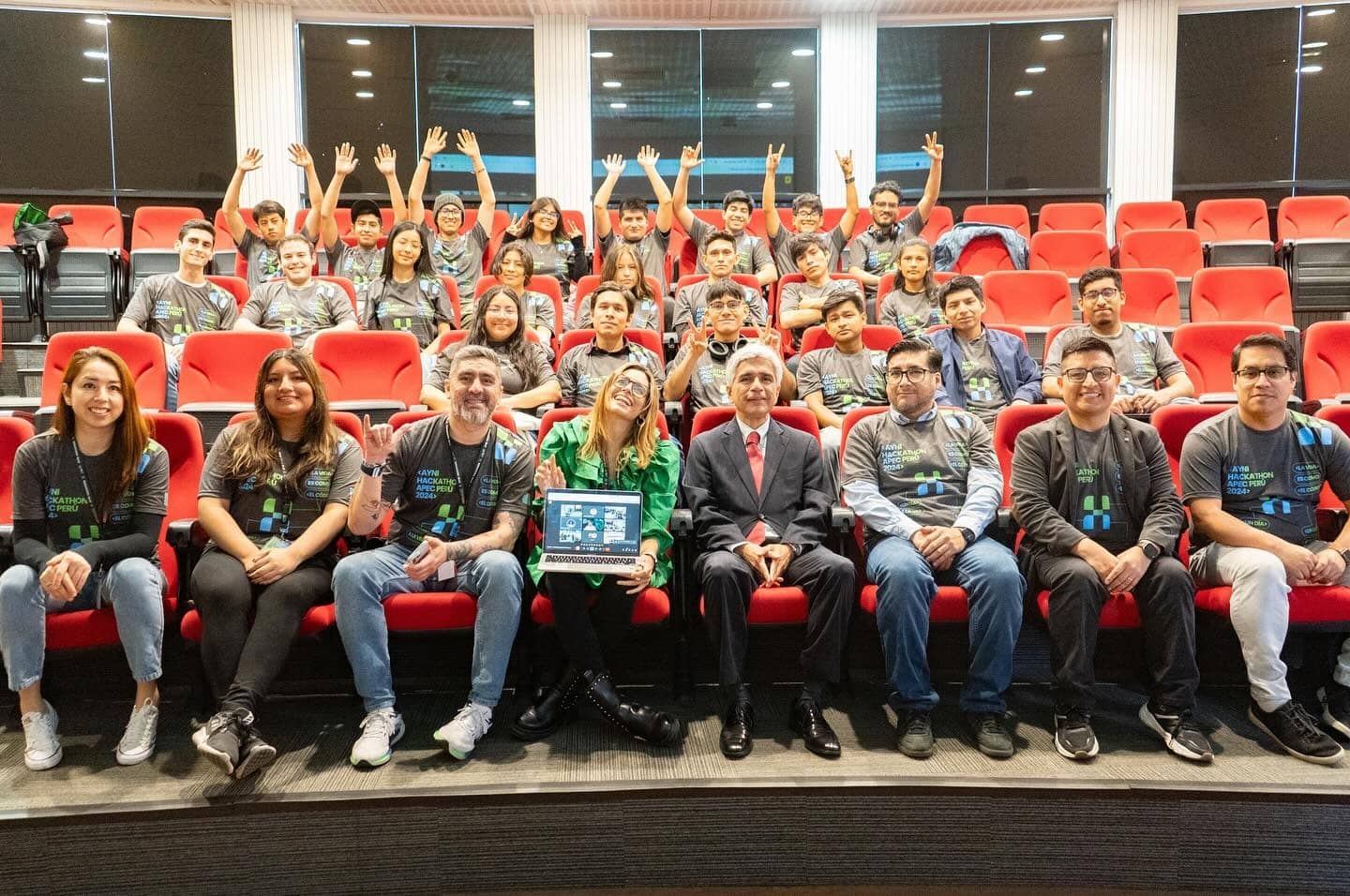 Alumnos de SENATI en Huánuco logran el 1er puesto en el concurso de innovación Ayni Hackathon APEC Perú 2024